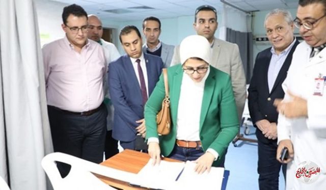 وزيرة الصحة ومحافظ الأقصر يتفقدان المستشفى العام 