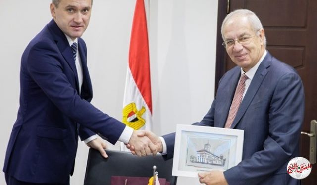 وفد من بيلاروسيا يزور المنطقة الإقتصادية بقناة السويس 