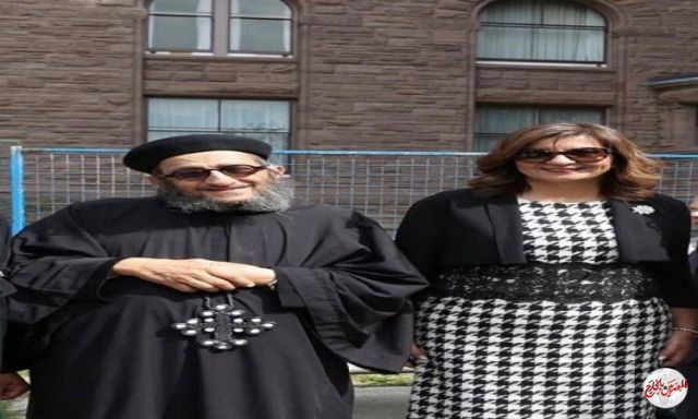 مكرم : هنأت القمص أنجيلوس سعد بإطلاق اسمه على متنزه فى كندا