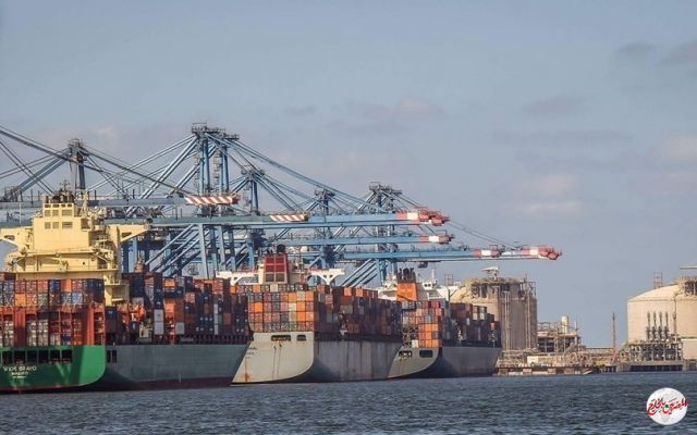 ميناء دمياط يستقبل 8500 طن قمح ويُصدر 4350 طن فوسفات