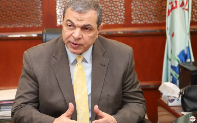 وزير القوي العاملة ومحافظ الشرقية يسلمان 205 شهادات أمان للعمالة غير المنتظمة