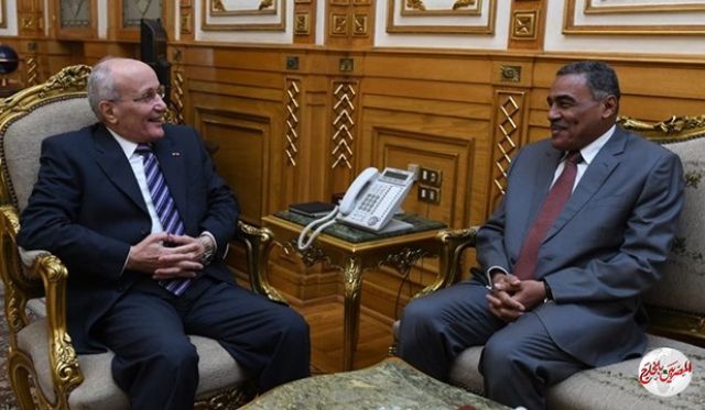 العصار ومحافظ مطروح يبحثان سبل القضاء علي المخلفات بأحياء المحافظة