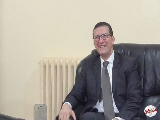 السفير المصري بعمان ..  يتابع أحوال العمال المصابين في انهيار مدرسة بإربد