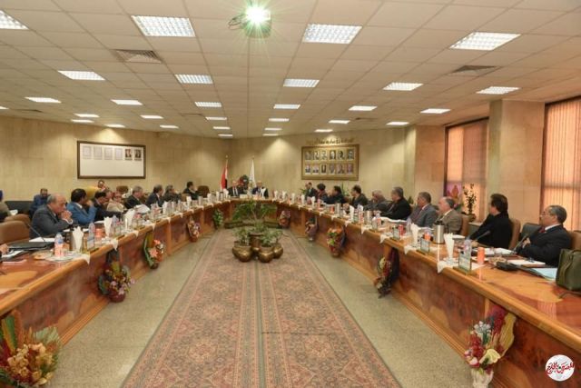 رئيس جامعة أسيوط يرحب بمحافظ الإقليم في أولى مشاركاته بجلسات مجلس الجامعة