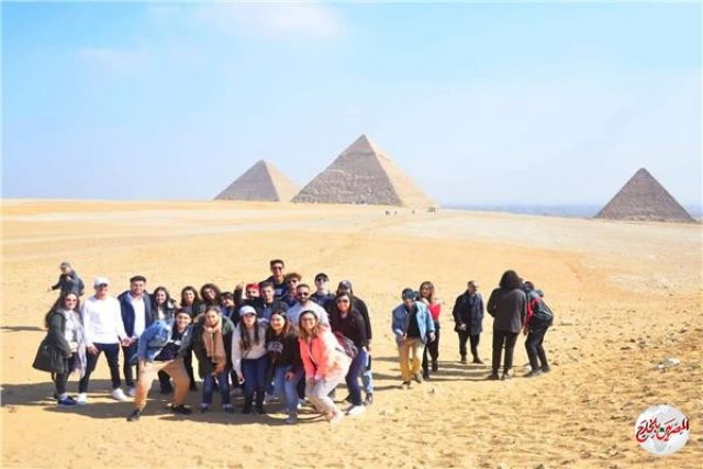 أبناء المصريين بالخارج يزورون أهرامات الجيزة وابو الهول