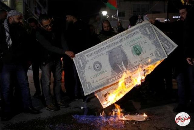 ردًا على ترامب.. متظاهرون فلسطينيون يحرقون صورة «ترامب» في رام الله