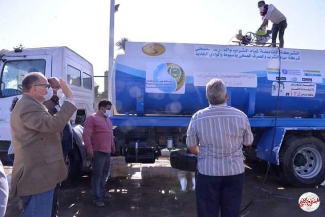 محافظ أسيوط يتفقد بعض مواقع العمل لشركة مياه الشرب ويستعرض خطة الشركة لتطهير المراكز  من فيروس كورنا