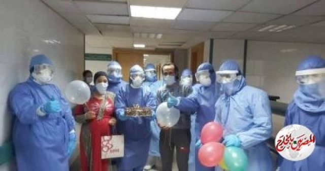 فى بارقة امل ...زوجان مصابان بكورونا يحتفلان بعيد زواجهما الأول