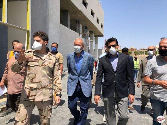 وزير الرياضة ورئيس الاتحاد الدولى لكرة اليد يتفقدان الصالة المغطاة ب6 أكتوبر