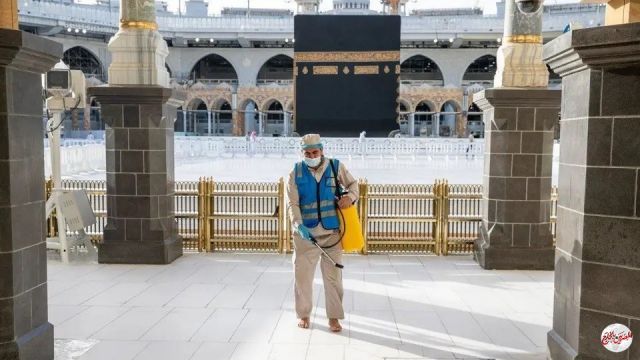 السعودية : غسل وتعقيم مكبرية المسجد الحرام بـ 1200 لتر من المطهرات 7 مرات يوميا