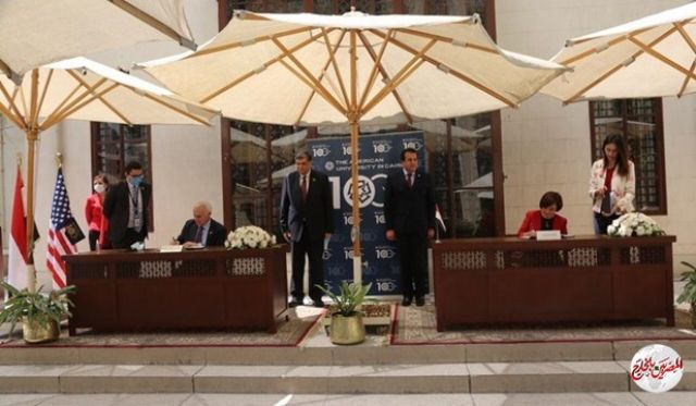 "التعليم العالي" توقع مذكرة تفاهم مع الجامعة الأمريكية بالقاهرة