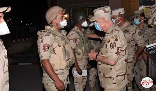 عاجل: رئيس الأركان يتناول الإفطار مع مقاتلي مكافحة الإرهاب بشمال سيناء