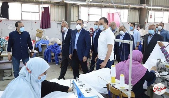 "مدبولي" يتفقد مصنعا للملابس الجاهزة يصنع الملابس الطبية والكمامات