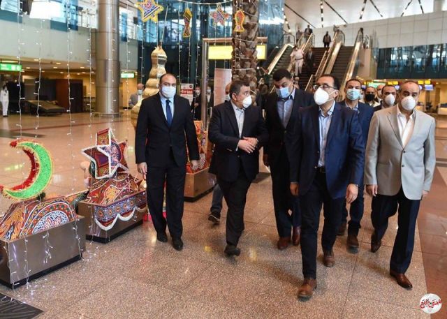 رئيس الوزراء يتفقد صالات السفر والوصول بمطار القاهرة للاطمئنان على تطبيق الإجراءات الاحترازية