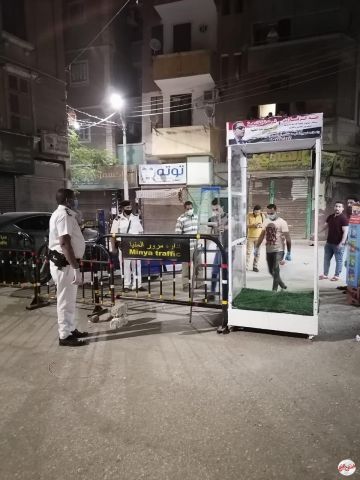 بالصور.. شباب المنيا يصنعون ممراً للتعقيم الذاتي ويضعونه للمواطنين مجاناً