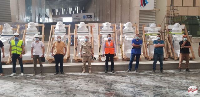 مجموعة تماثيل الملك سنوسرت الأول تصل المتحف المصري الكبير