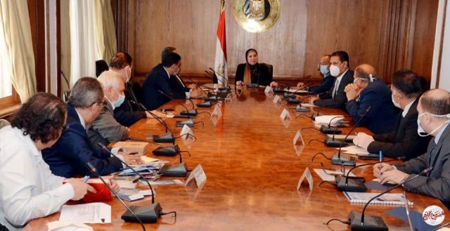 وزيرة التجارة والصناعة تبحث مع منتجى الملابس الجاهزة تصنيع الكمامات القماش