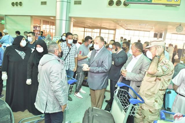 محافظ أسيوط يستقبل المصريين العالقين بالخارج بالمطار لليوم الثاني على التوالي ويوجه بتوفير كافة سبل الراحة لهم