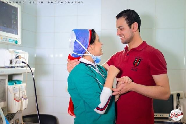 بالصور.. وسائل إعلام تؤكد خطوبة طبيبين مصريين في غرفة العناية المركزة!