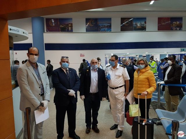 رحلة استثنائية تقل 136 من العالقين بفرنسا تصل مطار مرسى علم