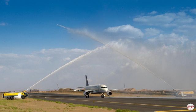 استقبال أول طائرة قادمة إلى أبها السعودية