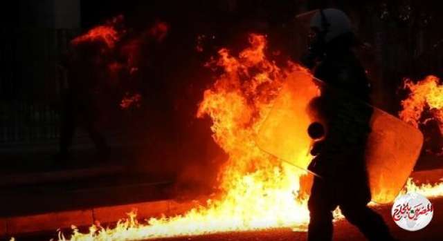 متظاهرون يلقون زجاجات حارقة باتجاه السفارة الأمريكية في العاصمة اليونانية أثينا