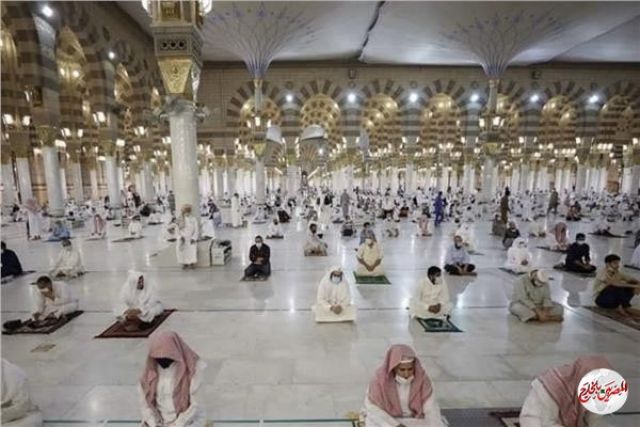 عاجل| امتلاء المسجد النبوي بالمصلين وفقا للإجراءات الاحترازية