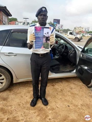 سيدة أعمال  سودانية تهدي شرطي مرور سيارة مكافئه لمجهوده