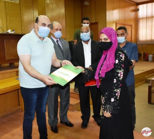 محافظ أسوان يسلم شيكات مساعدات مالية لـ 5 عرائس يتيمات