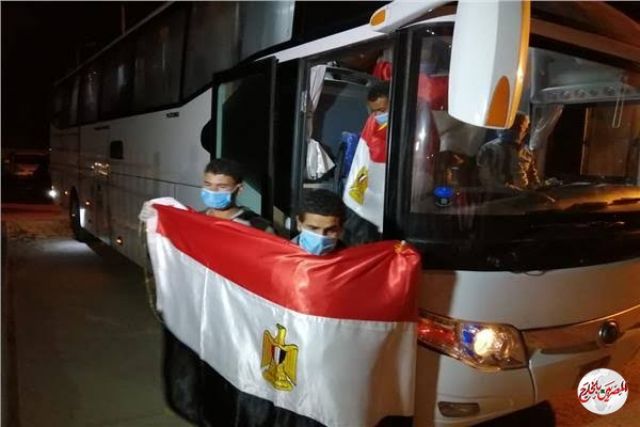 أحد العائدين : كنا وسط عصابات .. والرئيس السيسي انتشلنا من الموت 