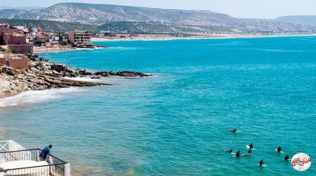 المئات على الشواطئ في المغرب بعد تخفيف إجراءات كورونا