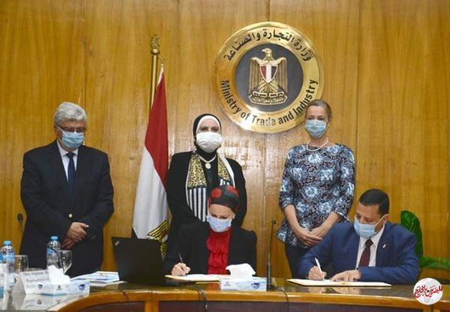 نيفين جامع: إنشاء منصة الكترونية لتبادل المخلفات الصناعية