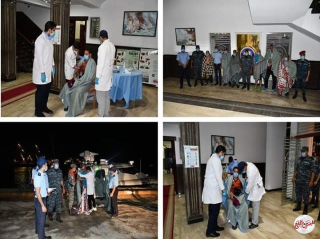 القوات البحرية تنفذ أعمال النجدة والإنقاذ للنش صيد بالسويس بعد تعرضه للحريق