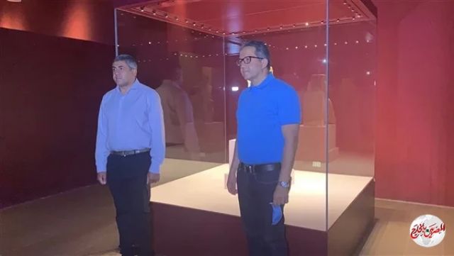 وزير الآثار وأمين السياحة العالمية يلتقطون صورا مع تمثال ميريت آمون بالغردقة