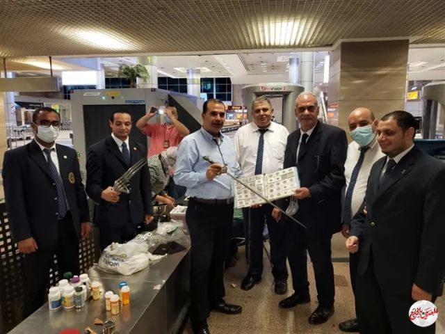 ضبط قطع أثرية وملابس عسكرية وطائرة تجسس مهربة مع راكب في مطار القاهرة