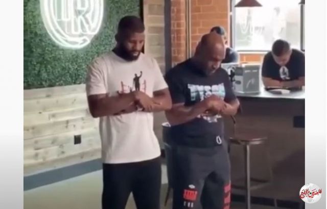 بالصورة.. صلاة الملاكم العالمي "مايك تايسون" داخل أحد الكافيهات تشعل مواقع التواصل