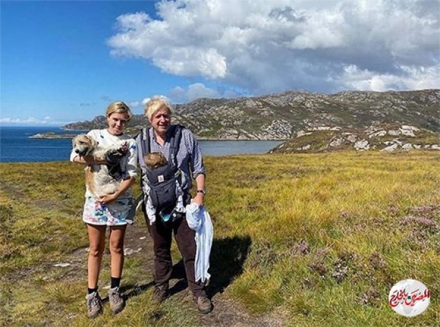 بالصور.. رئيس وزراء بريطانيا وخطيبته يقضيان عطلتهم فوق هضبة باسكتلندا
