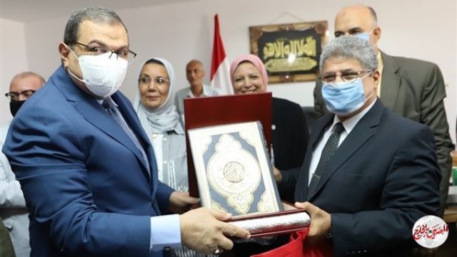 وزير القوى العاملة يكرم رئيس"السلامة المهنية" لبلوغه المعاش