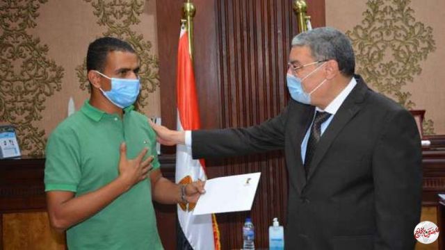 محافظ المنيا يكرم موظف على شهامته.. أنقذ 3 أشخاص من الغرق بمرسى بني حسن