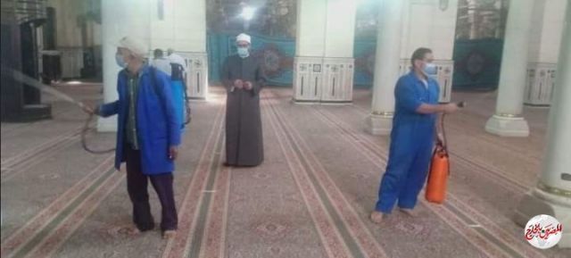 الأوقاف تواصل جهودها في نظافة وتعقيم المساجد استعدادًا لعودة صلاة الجمعة