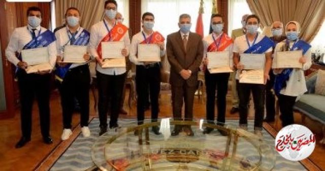 رئيس هيئة قناة السويس يكرم أوائل الثانوية العامة