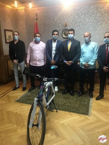 وزير الرياضة يستقبل طالب الفريسكا بمكتبه ويكرمه