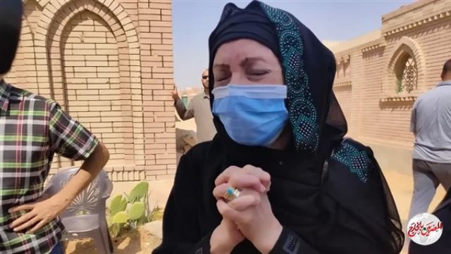 انهيار رجاء حسين أثناء تشييع جثمان عايدة كامل