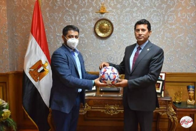وزير الرياضة يلتقي مسئولو شركة «forward»لصناعة الكرات
