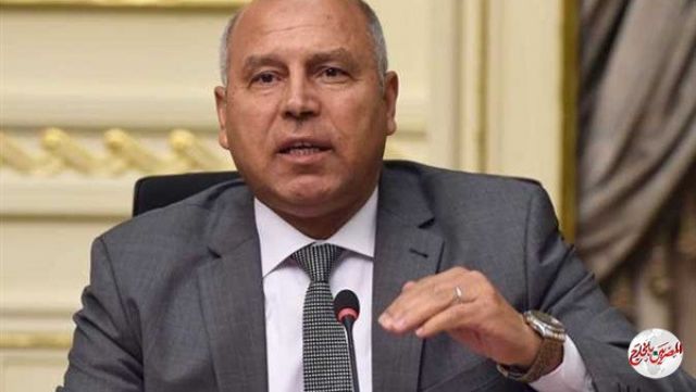 كامل الوزير يمنح "سيدة القطار" اشتراكا مدى الحياة