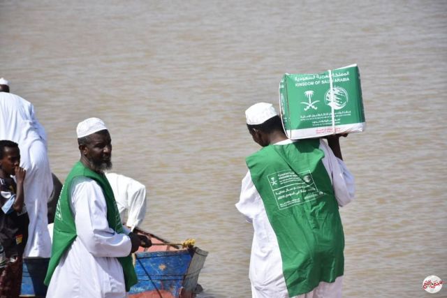 "سلمان للإغاثة" يواصل توزيع السلال الغذائية للمتضررين من السيول في السودان