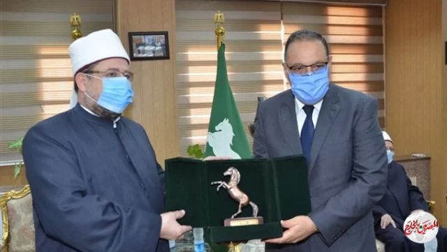 محافظ الشرقية يهدي درع المحافظة لوزير الأوقاف تقديرًا لجهوده الدعوية