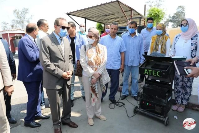 وزيرة البيئة تتفقد لجنة لفحص عوادم السيارات فى كفر الشيخ