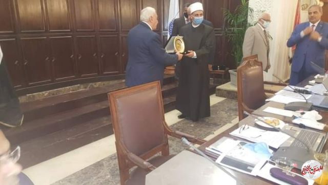 رابطة الجامعات الأسلامية تهدي درعها لوزير الأوقاف