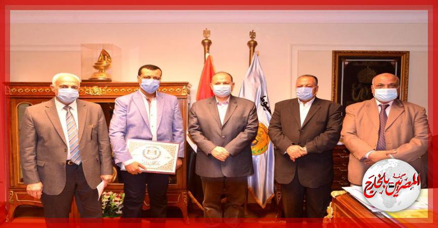 محافظ أسيوط يقدم التهنئة لـ "محمد عبدالمحسن"